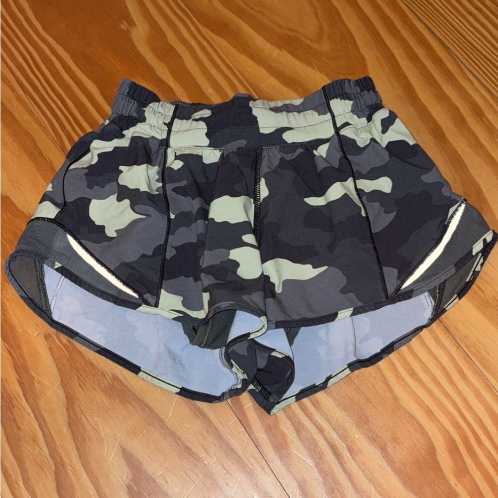 Lululemon Hotty Hot Low-Rise Lined Short 2.5